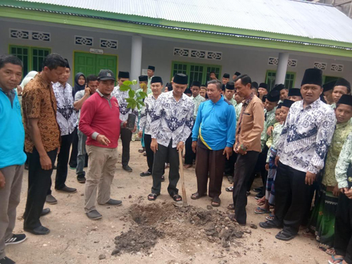 Camat Sentajo Raya Imbau Masyarakat Lakukan Gerakan Menanam Pohon Buah 